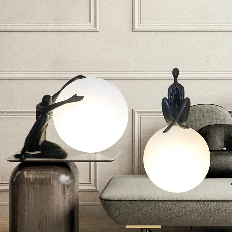 Lampa KRKR Człowiek z kulą w czerni i bieli, idealna do nowoczesnego salonu