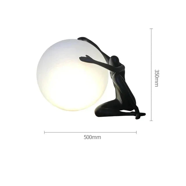 Lampa KRKR, Człowiek z kulą, czarna, kadr z przodu, nowoczesne oświetlenie do salonu