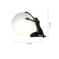 Lampa KRKR, Człowiek z kulą, czarna, kadr z przodu, nowoczesne oświetlenie do salonu