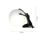 Lampa KRKR, Człowiek z kulą, czarna, kadr z przodu, nowoczesne oświetlenie do salonu