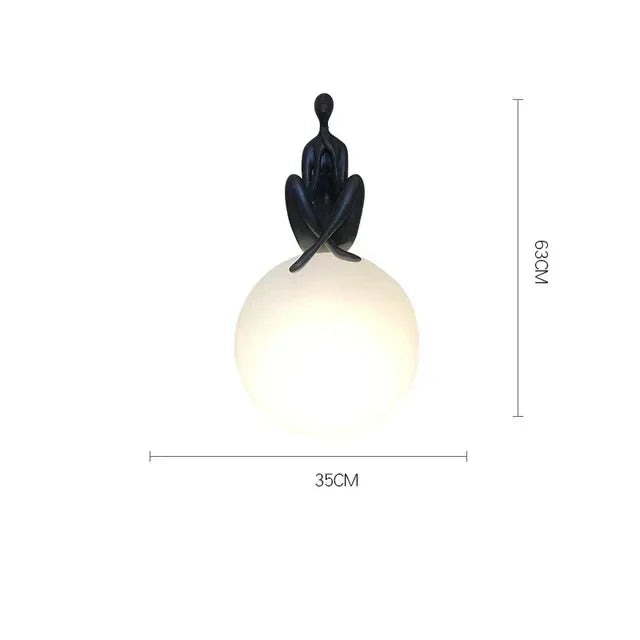 Lampa KRKR, styl skandynawski, czarna, przód, do nowoczesnych wnętrz, człowiek z kulą