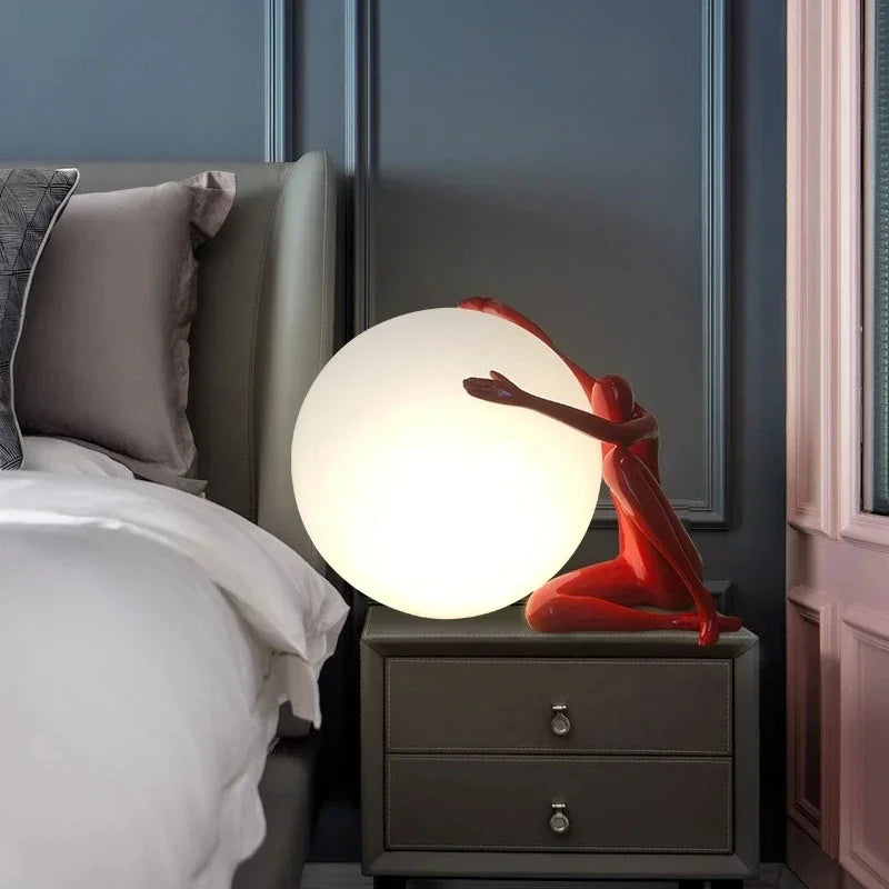 Lampa KRKR, model człowiek z kulą, czerwona, kadr z boku, do sypialni
