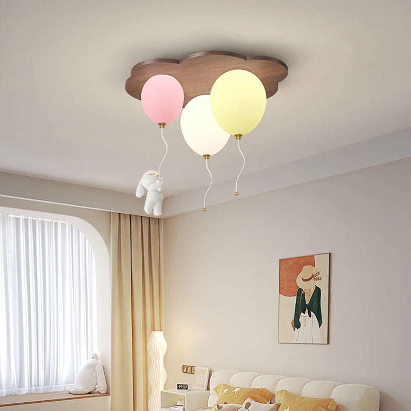 Dekoracyjna lampa dla dzieci MAVELUX w kształcie balonów z zawieszoną maskotką w pokoju dziecięcym