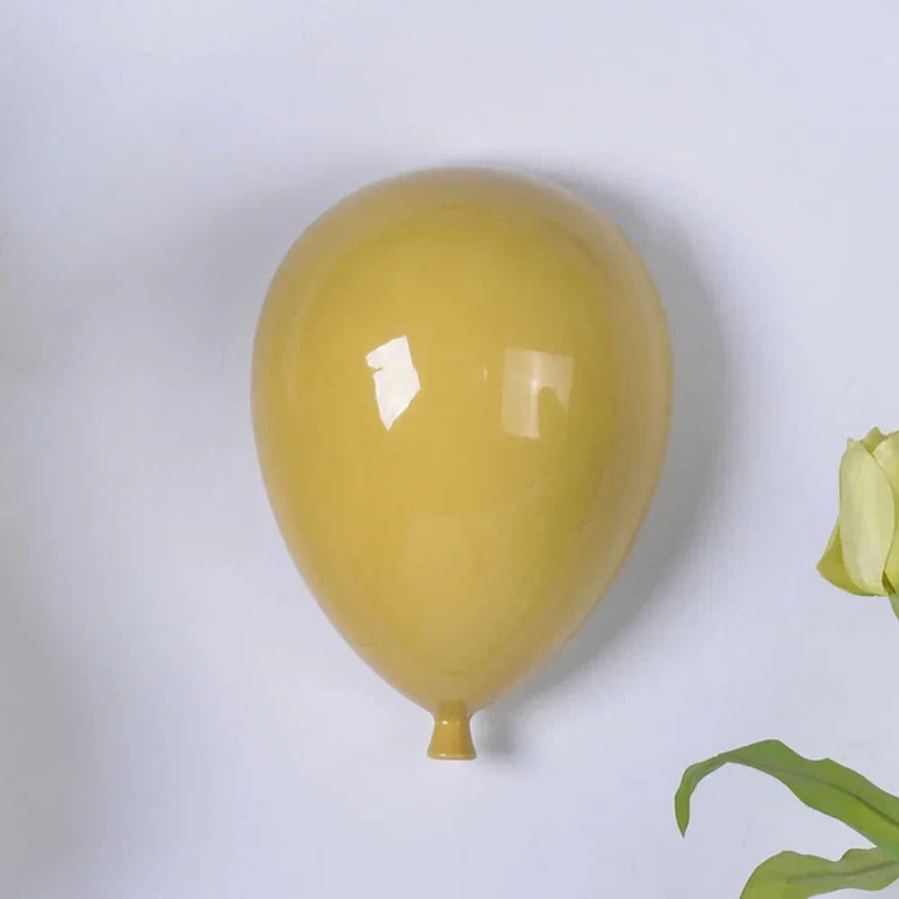 Żółta dekoracyjna lampa w kształcie balonu na ścianę jako dekoracyjne lampy dla dzieci