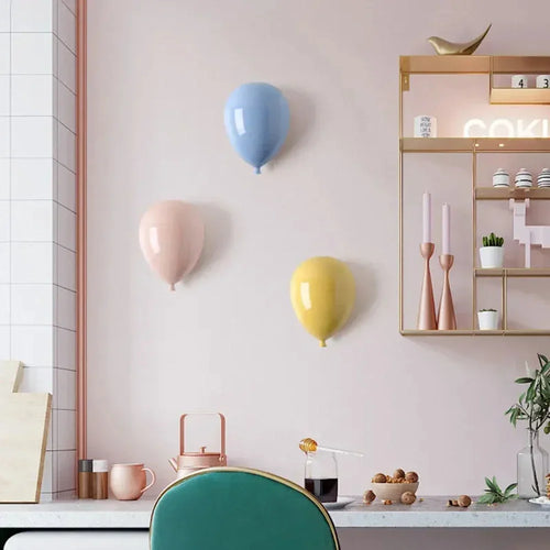 Ceramiczne balony Luvo Balloon na ścianie w pokoju dziecięcym – dekoracja ścienna