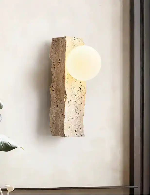 Kinkiety do salonu z naturalnym kamieniem i kulistym mlecznym kloszem od producenta 往后余生