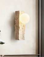 Kinkiety do salonu z naturalnym kamieniem i kulistym mlecznym kloszem od producenta 往后余生