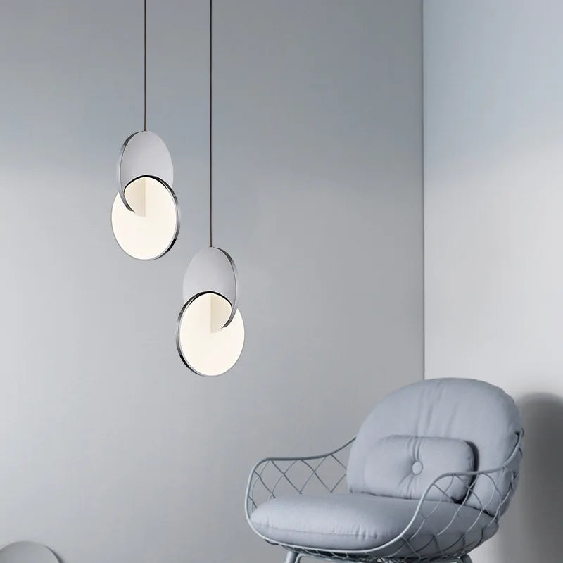 Designerska lampa wisząca w kolorze białym, kadr przód, idealna do nowoczesnego salonu