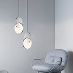 Designerska lampa wisząca w kolorze białym, kadr przód, idealna do nowoczesnego salonu