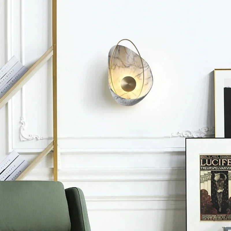 Designerska lampa ścienna z marmurowym akcentem w eleganckim wnętrzu mieszkania