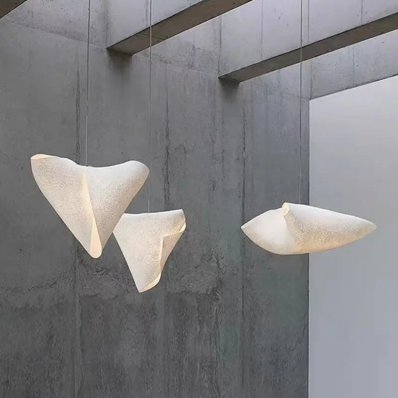 Designerska lampa wisząca o organicznej formie idealna do minimalistycznych wnętrz