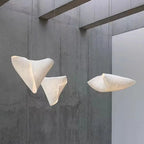Designerska lampa wisząca o organicznej formie idealna do minimalistycznych wnętrz