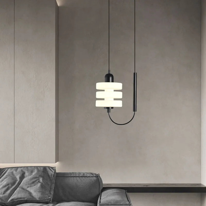 Designerska lampa wisząca DAMIASMIL, biały kolor, kadr przód, idealna do nowoczesnego salonu