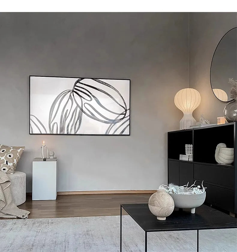 Designerska lampa Barcato na czarnej szafce w nowoczesnym salonie z minimalistycznym wystrojem
