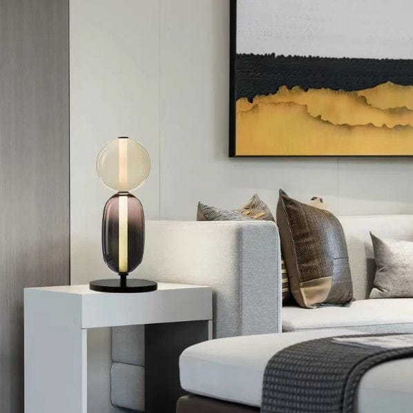 Designerska lampa biurkowa JIANKEXING z nowoczesnym szklanym abażurem na białym stoliku w salonie