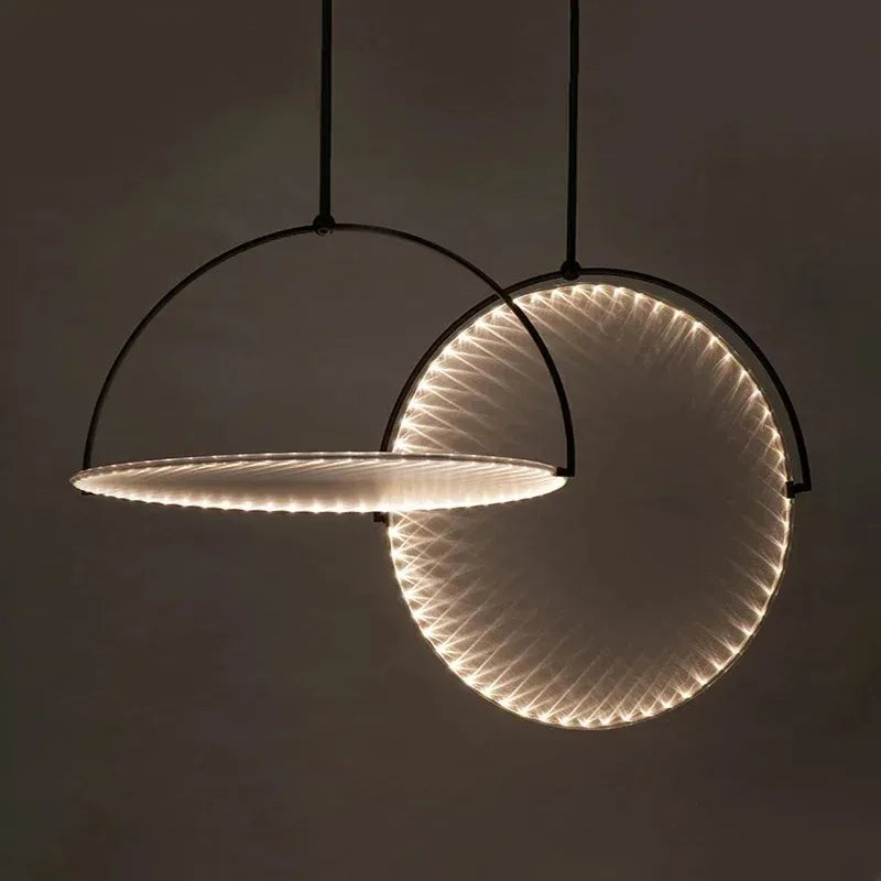 Jaśnie Panie, designerska lampa, czarna, kadr z przodu, do nowoczesnego salonu