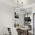  designerska lampa, wisząca, czarna, kadr przód, przeznaczenie salon
