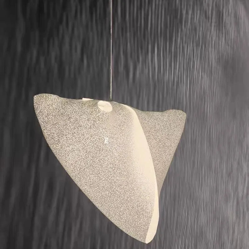 Designerska lampa wisząca o nowoczesnym kształcie z efektownym wykończeniem
