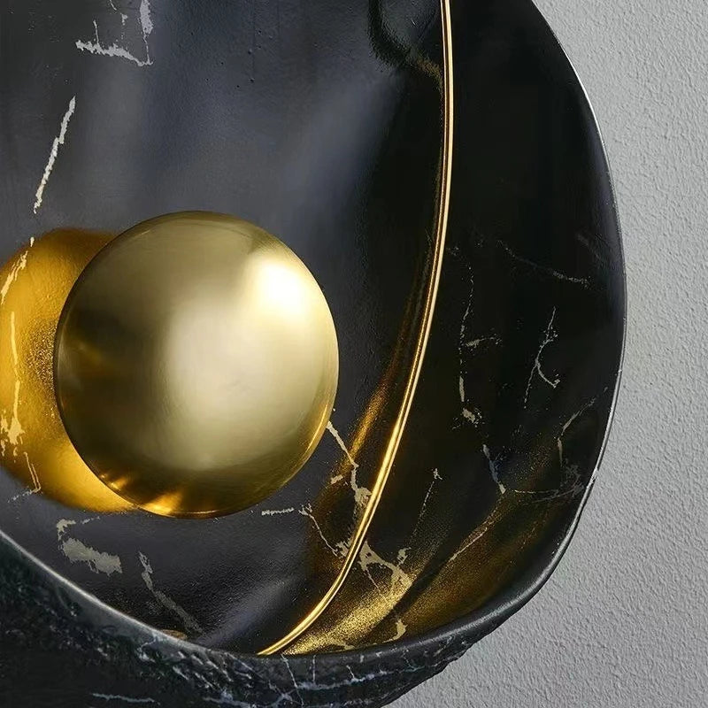 Nowoczesna designerska lampa z eleganckim czarnym wykończeniem i złotym akcentem