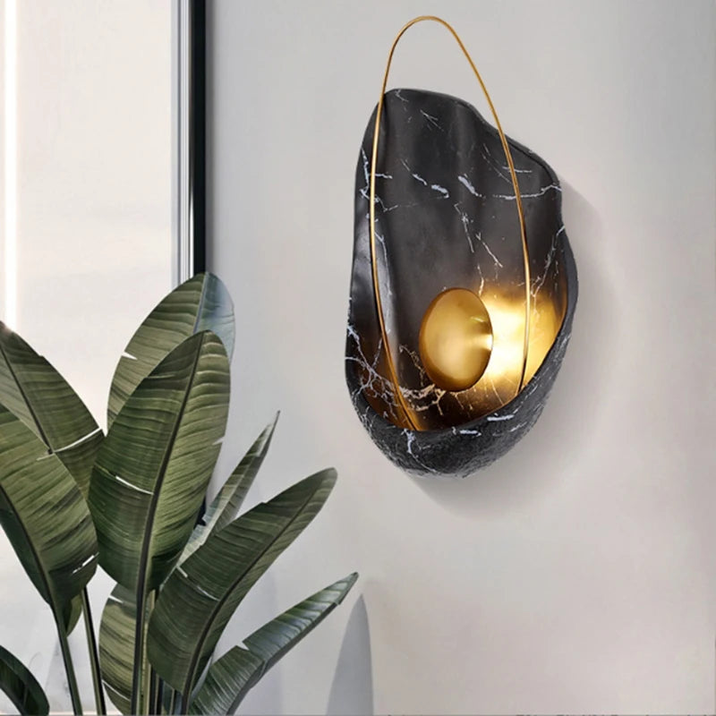 Designerska lampa ścienna w stylu nowoczesnym z marmurowym wykończeniem i złotym akcentem