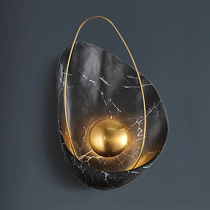 Designerska lampa ścienna z czarnym marmurem i złotym elementem, nowoczesny styl