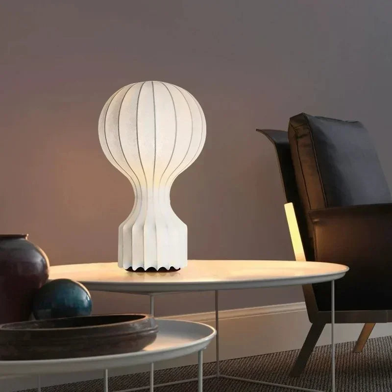 Designerska lampa barcato w kształcie balonu na stoliku w nowoczesnym salonie