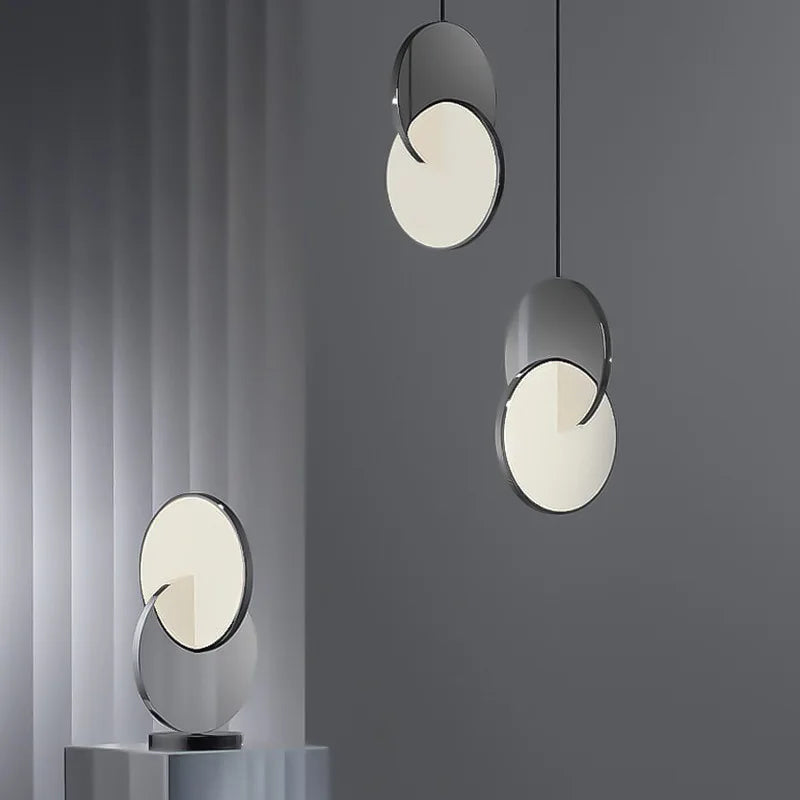 Desingerska lampa wisząca, minimalistyczna, czarna, kadr przód, do nowoczesnych wnętrz