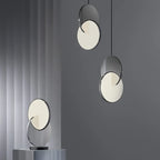 Desingerska lampa wisząca, minimalistyczna, czarna, kadr przód, do nowoczesnych wnętrz