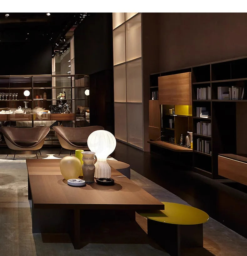 Designerska lampa barcato na stole w nowoczesnym salonie z drewnianymi meblami i wygodnymi fotelami