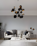Nowoczesna designerska lampa sufitowa w salonie z eleganckimi dodatkami