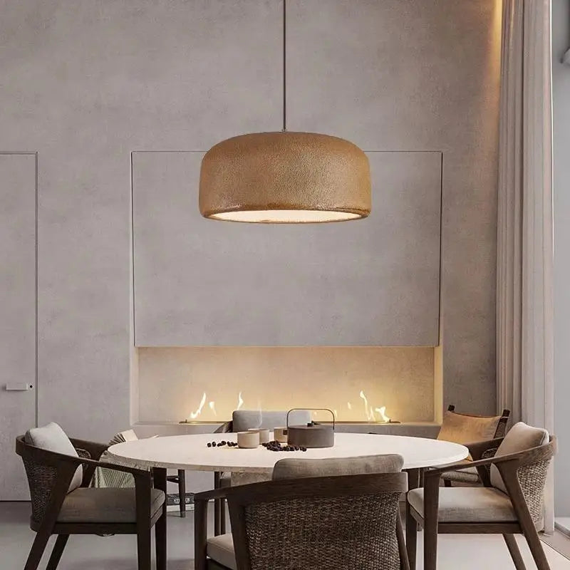 Designerska lampa sufitowa w nowoczesnym wnętrzu z jadalnią i kominkiem