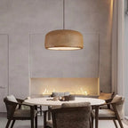 Designerska lampa sufitowa w nowoczesnym wnętrzu z jadalnią i kominkiem