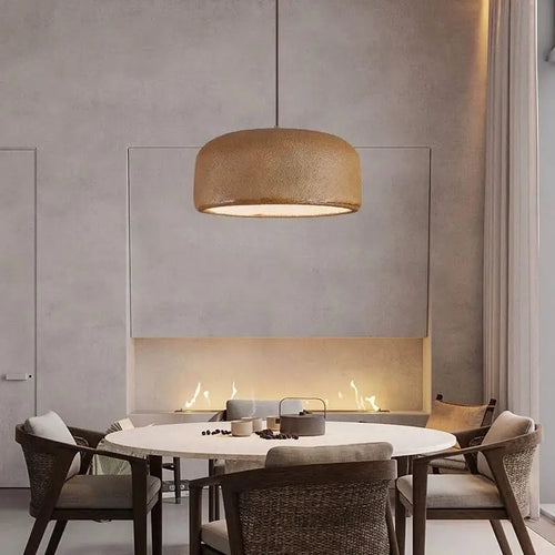Designerska lampa sufitowa w nowoczesnym wnętrzu z jadalnią i kominkiem