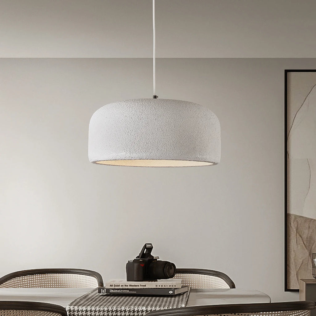 Designerska lampa sufitowa w białym kolorze, idealna do nowoczesnych wnętrz