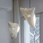 Nowoczesna designerska lampa wisząca w kształcie organicznym, idealna do stylowego wnętrza