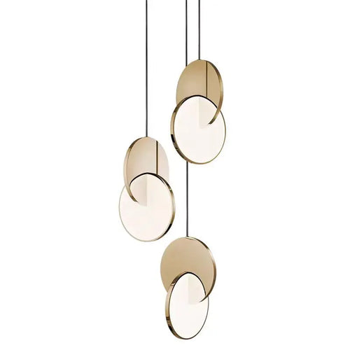 Designerska lampa wisząca, złota, widok z przodu, idealna do nowoczesnego salonu