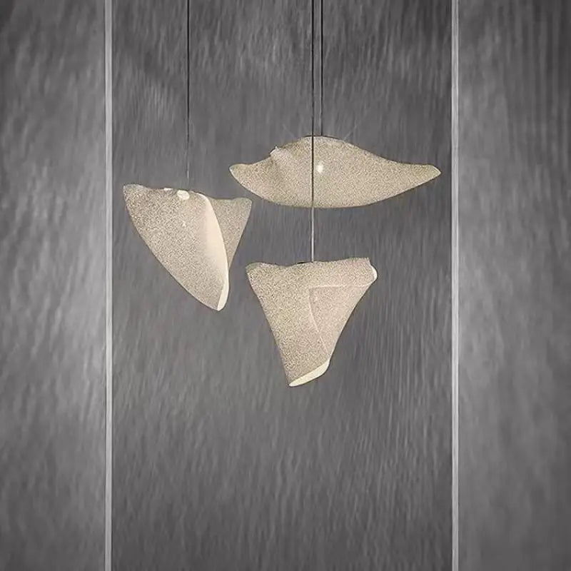 Designerska lampa wisząca w nowoczesnym stylu z trzema asymetrycznymi lampionami