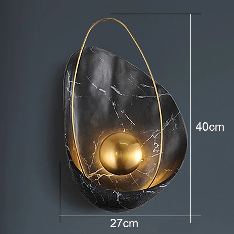 Nowoczesna designerska lampa z czarnym marmurem i złotym akcentem, wysokość 40 cm, szerokość 27 cm