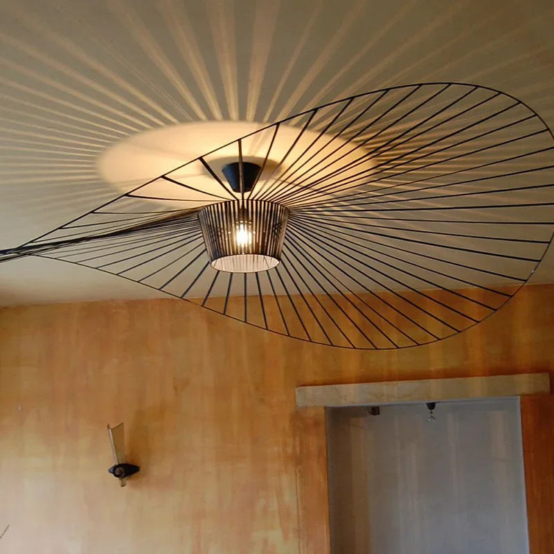 Nowoczesny designerski żyrandol do salonu o unikalnym kształcie i minimalistycznym designie
