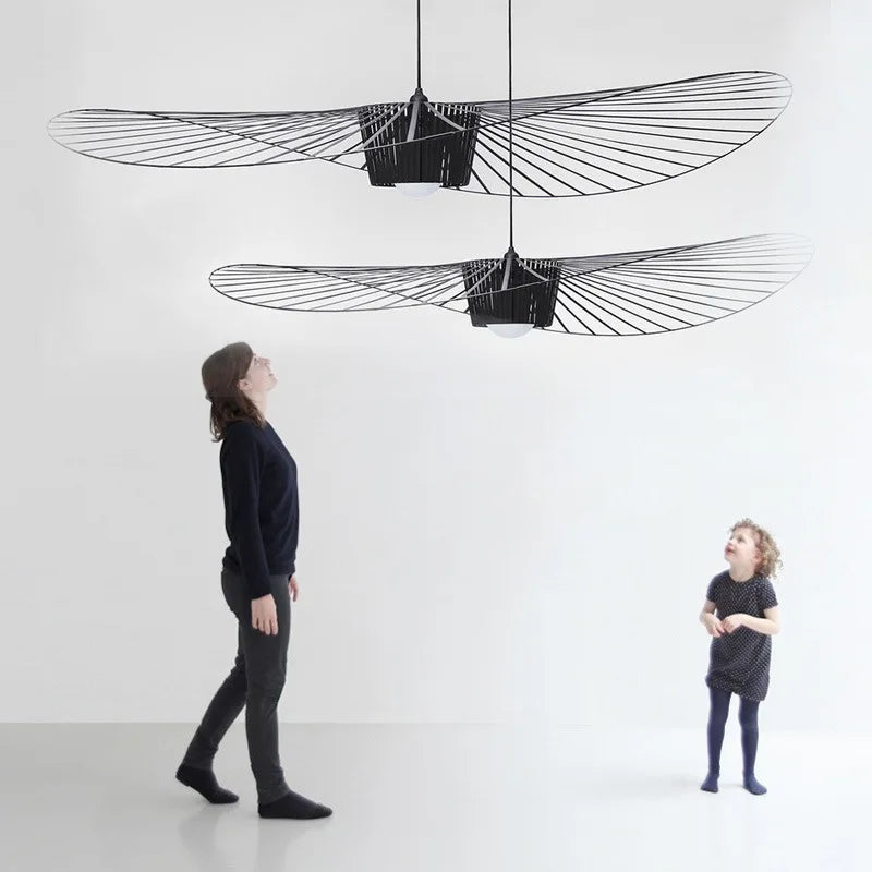Nowoczesny designerski żyrandol do salonu z unikalnymi, przeszklonymi kloszami i minimalistycznym wyglądem