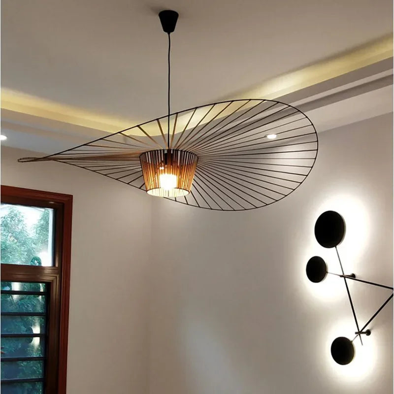 Nowoczesny designerski żyrandol do salonu z metalowym kloszem i minimalistycznym designem