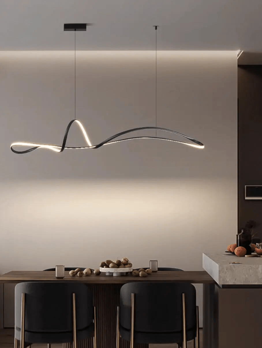Nowoczesne designerskie oświetlenie do jadalni podwieszane nad stołem w minimalistycznym wnętrzu