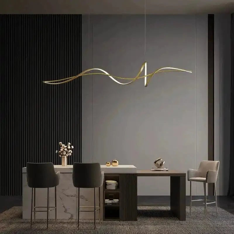 Designerskie oświetlenie do jadalni wisząca lampa w nowoczesnym wnętrzu z ciemnymi ścianami i eleganckimi krzesłami