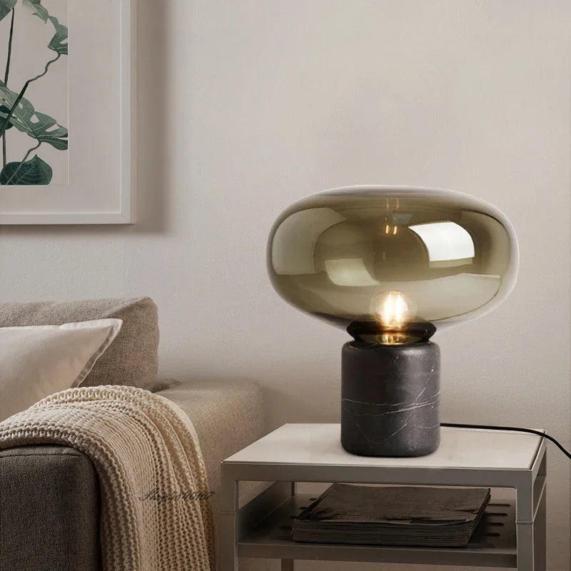 Designerska lampa stołowa XunShiNi z zielonym szklanym kloszem i marmurową podstawą idealna jako designerskie oświetlenie do salonu