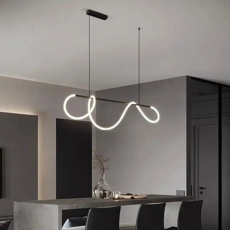Savenmade designerskie oświetlenie sufitowe LED w nowoczesnym salonie z czarnymi krzesłami
