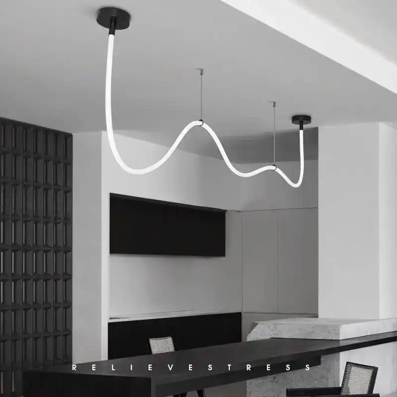 Designerskie oświetlenie wnętrz HomeLover w formie nowoczesnej białej lampy sufitowej z zakrzywionym kształtem