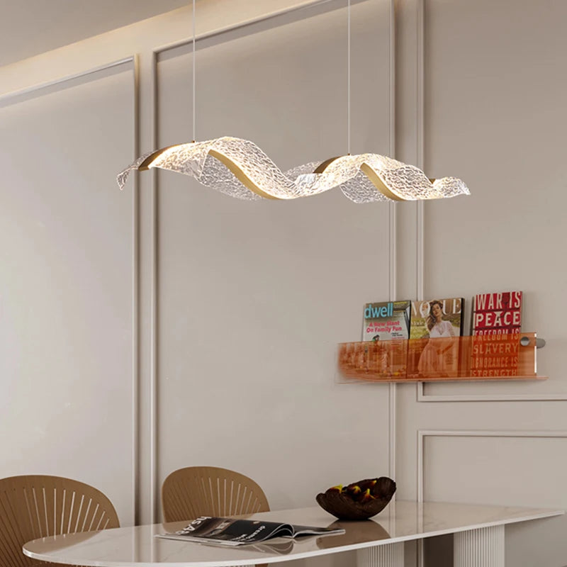 Nowoczesna falista LED lampa do kuchni OEM wiszaca biala ze zlota siatkowa struktura nad stołem