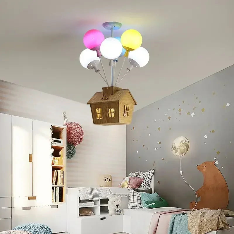 Lampa sufitowa Jaśnie Panie, dom z balonami, kolorowa, widok z dołu, do pokoju dziecięcego