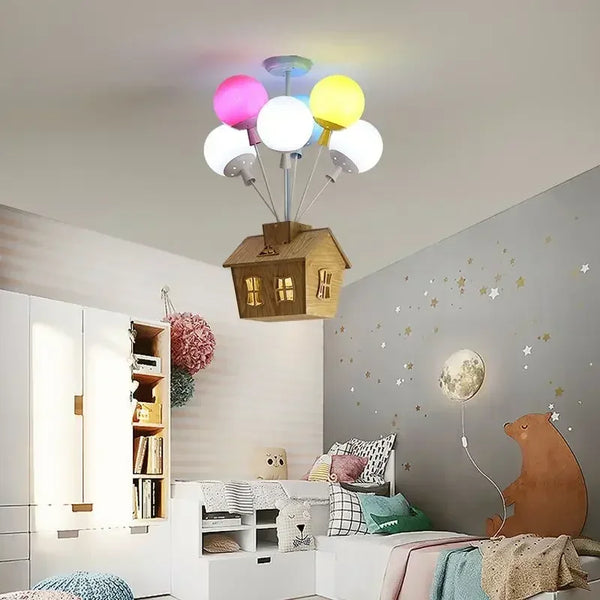 Kolorowa lampa sufitowa UpHome w kształcie domu z balonami, widok z dołu