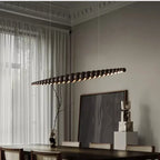 Drewniana lampa wisząca z ciemnego drewna, nowoczesny design do salonu